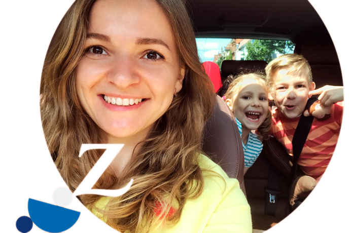 mujer en el coche con dos niños detrás haciendo muecas