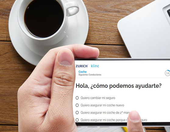Teléfono sostenido por manos mostrando la asistencia de Zurich