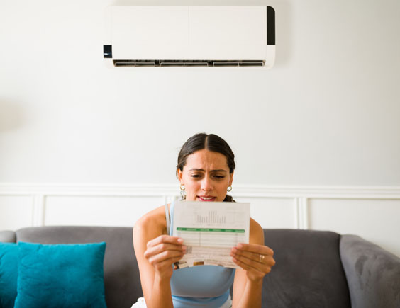 Persona confusa revisando un seguro de desempleo