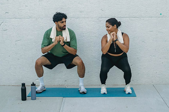 Dos personas haciendo ejercicio encima de una esterilla
