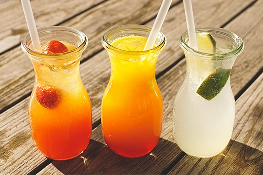 Tres bebidas sobre una mesa