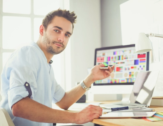 Chico joven trabajando como autónomo con el ordenador
