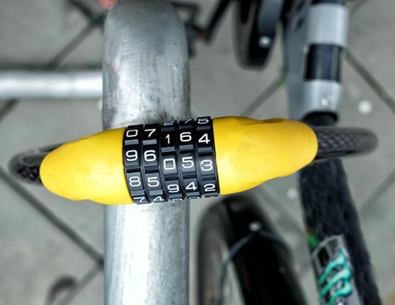 Candado numérico junto a una bicicleta