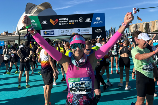 Corredora en la Maratón Valencia Trinidad Alfonso Zurich 2025