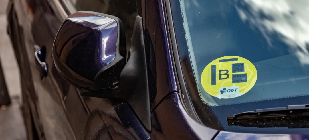 Coche con una etiqueta o distintivo ambiental de tipo B amarillo de la DGT