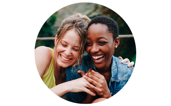 dos chicas sonriendo