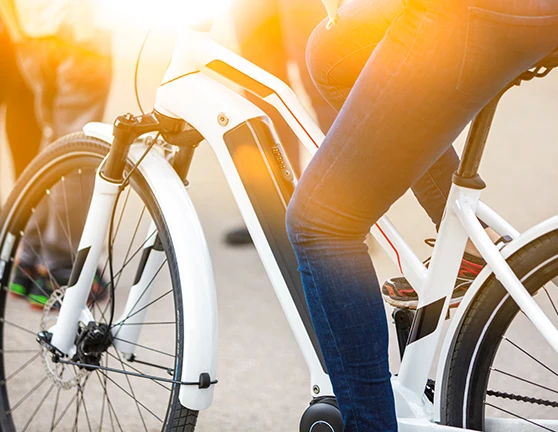 Persona montada en una bicicletas eléctricas