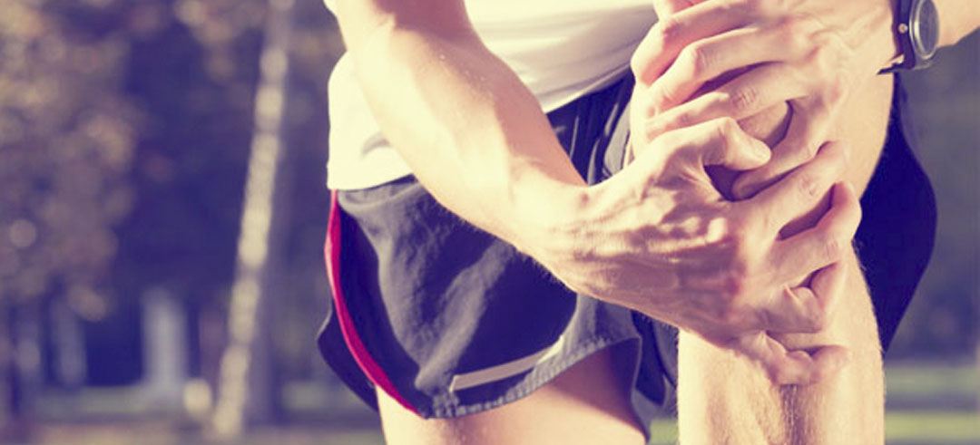 Persona tocándose la rodilla con daño